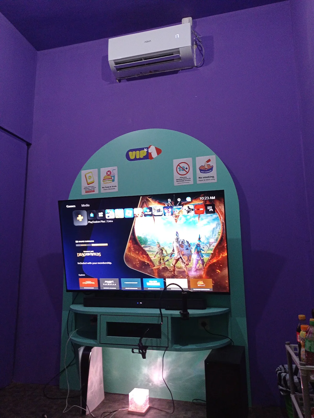 Televisi, konsol PS5 dan AC di ruang bertanda VIP Play N Chill