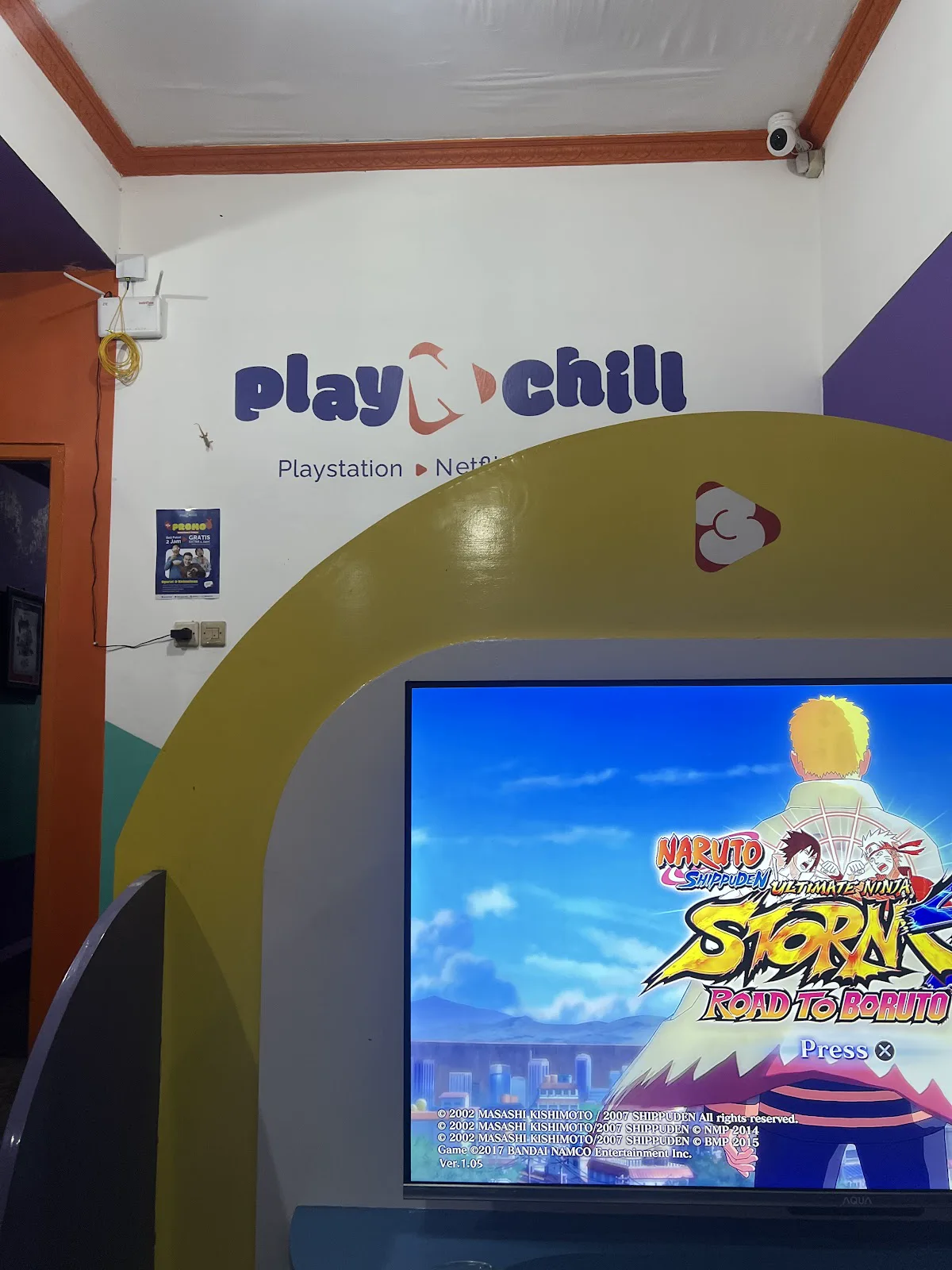 Logo Play N Chill pada dinding ruang main dan televisi