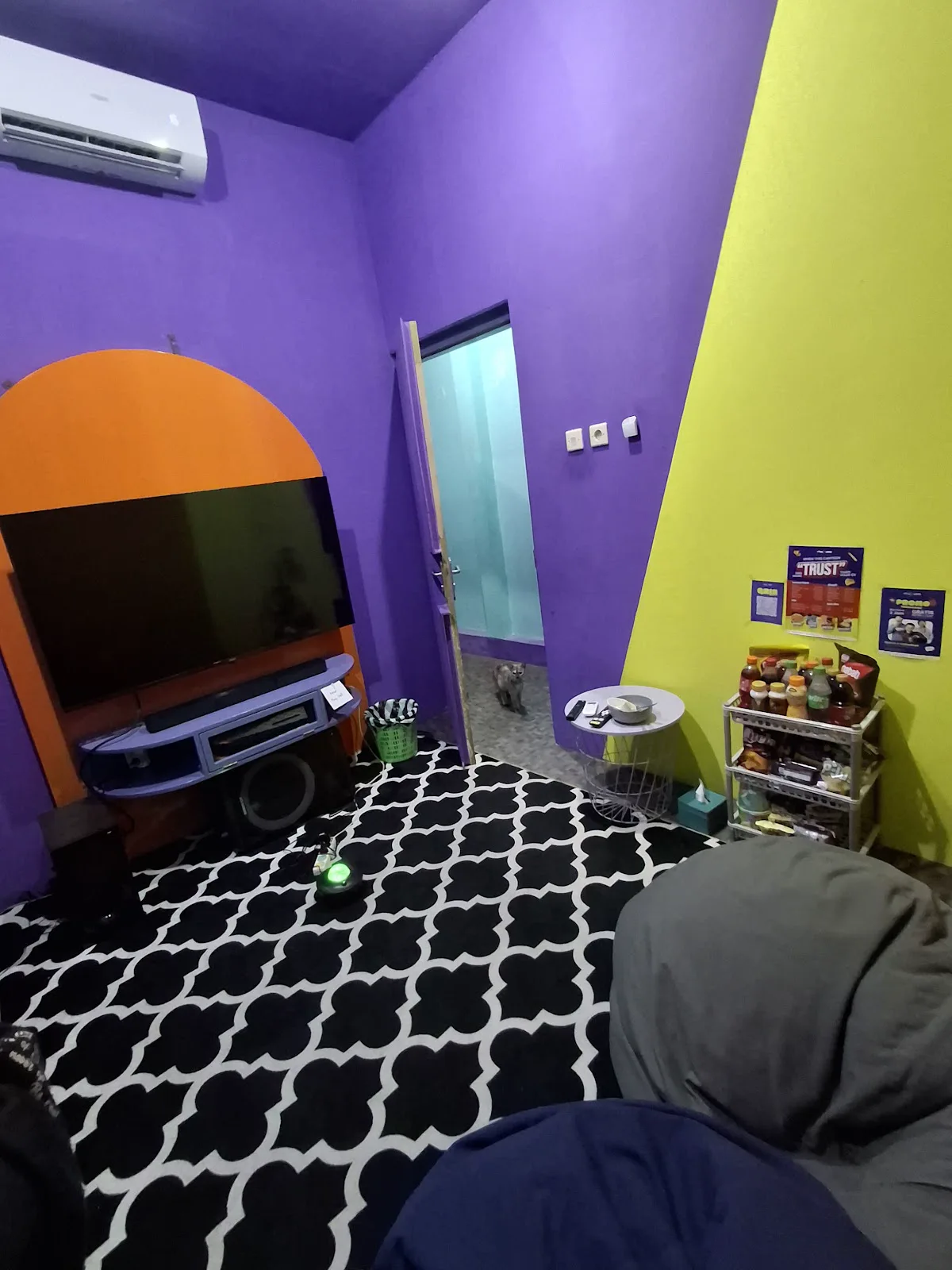 Ruangan Play N Chill dengan bean bag, televisi, AC dan meja kecil